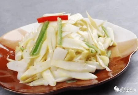 河边长得像烤肠的是什么(湖边像烤肠)