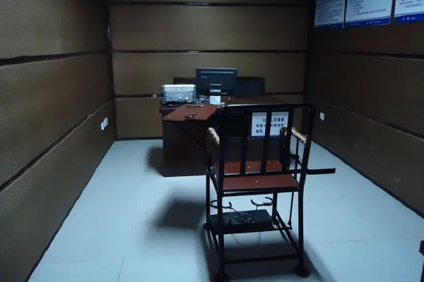 母亲被关戒毒所,3岁女孩被关房间饿死,事后两名民警被判刑