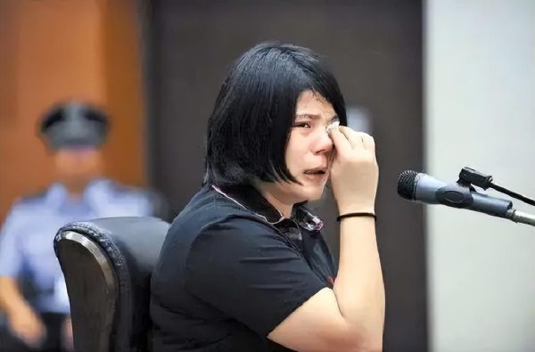 母亲被关戒毒所,3岁女孩被关房间饿死,事后两名民警被判刑