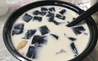 年轻人爱喝的奶茶“烧仙草”，“仙草”到底是什么东西，有没有害